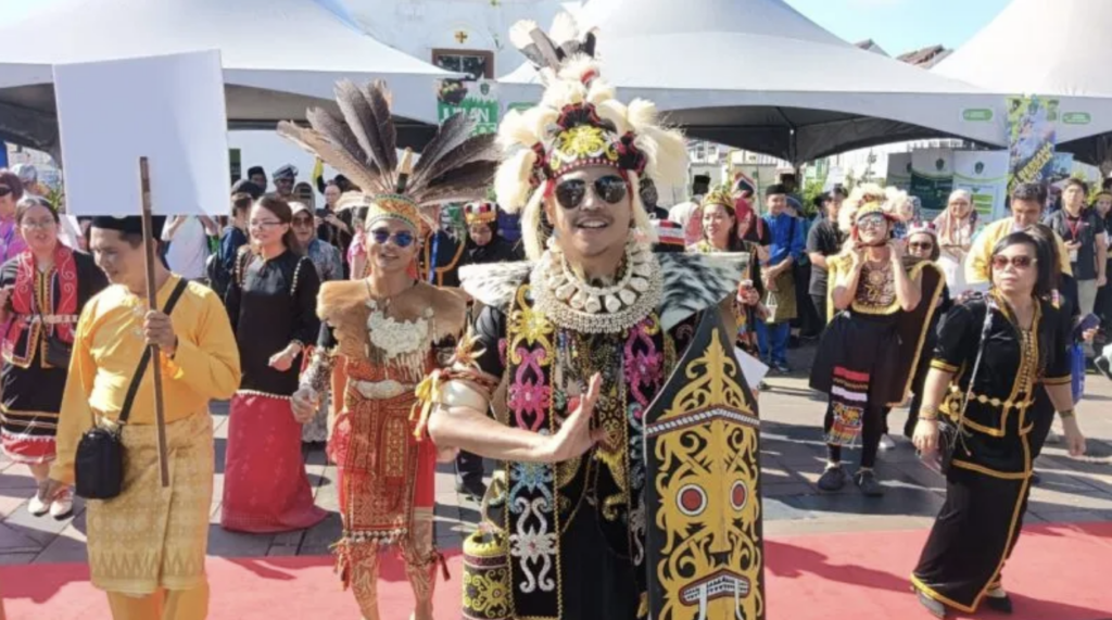 Pakaian Tradisional Sarawak Akan Menjadi Sebahagian Daripada Percubaan Malaysia Book of Records